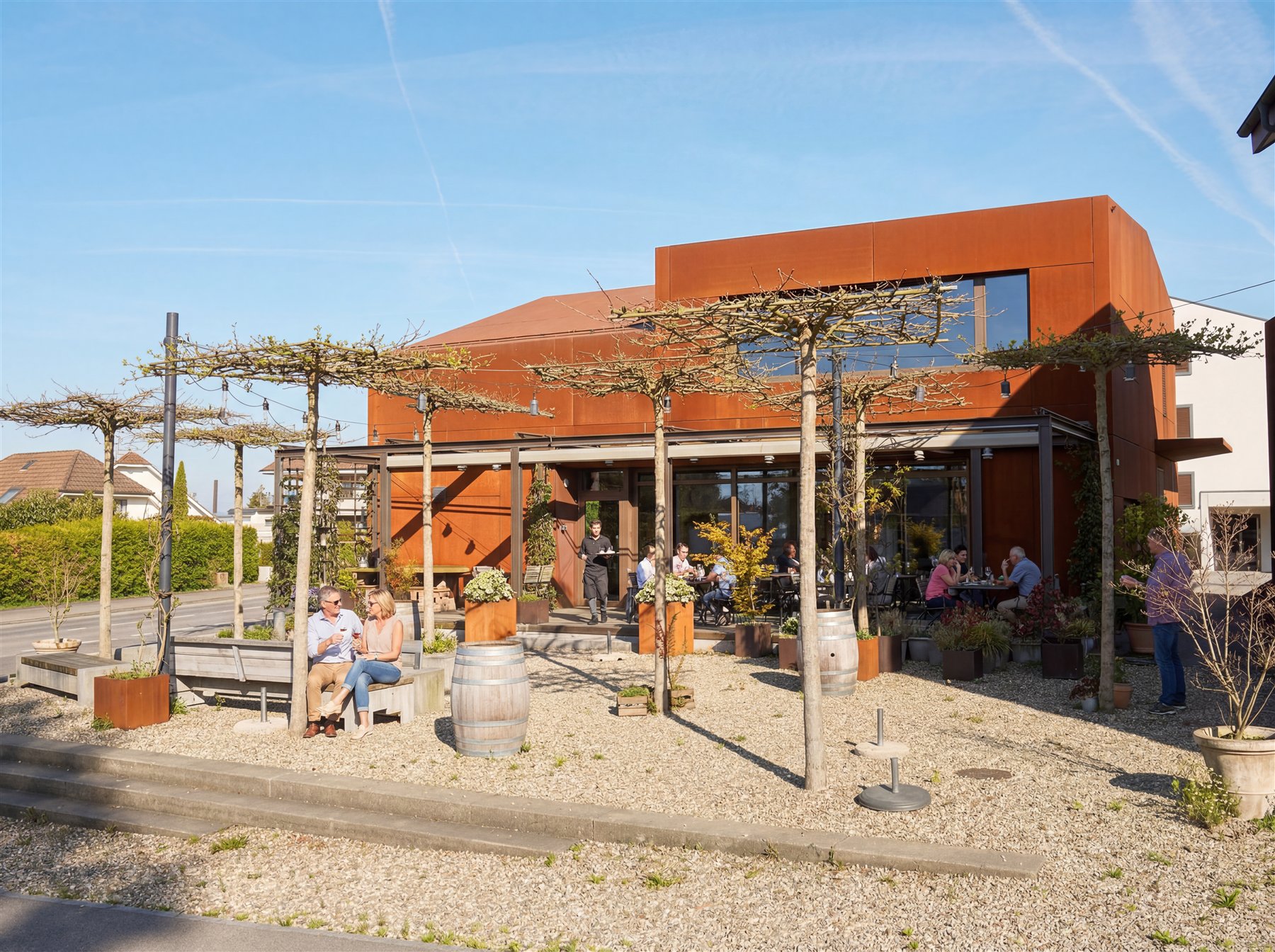 Gäste auf der sonnigen Terrasse eines Restaurants in Schenkon